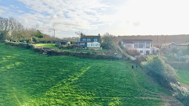 Neighbors Accuse Kelsey Grammer of Letting Somerset Property Deteriorate Despite £1m Investment and Conversion Plans