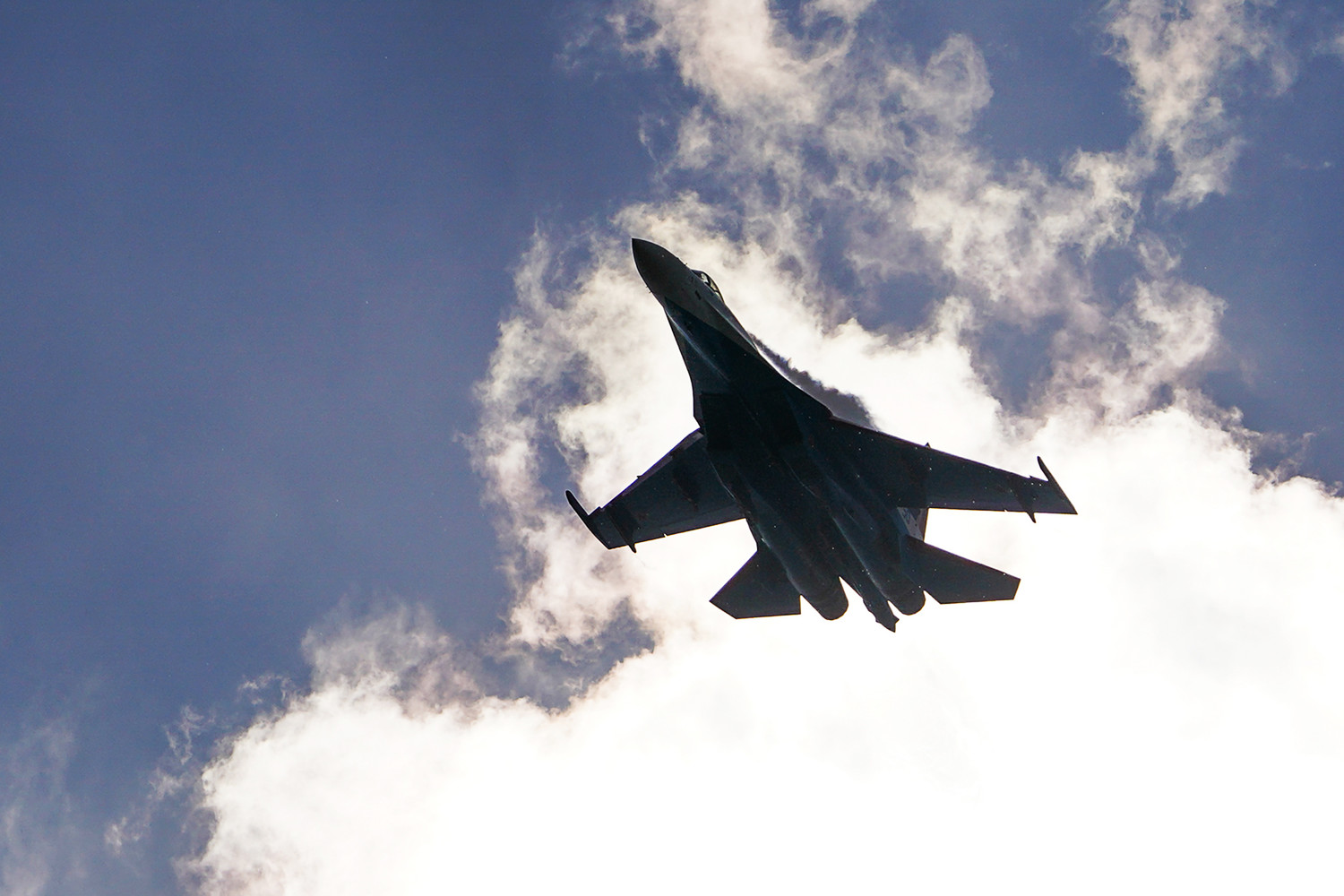 Ukrainian Recon Drone Footage Shows Russian Fighter Jet's Low-Altitude Missile Attack on Eastern Front