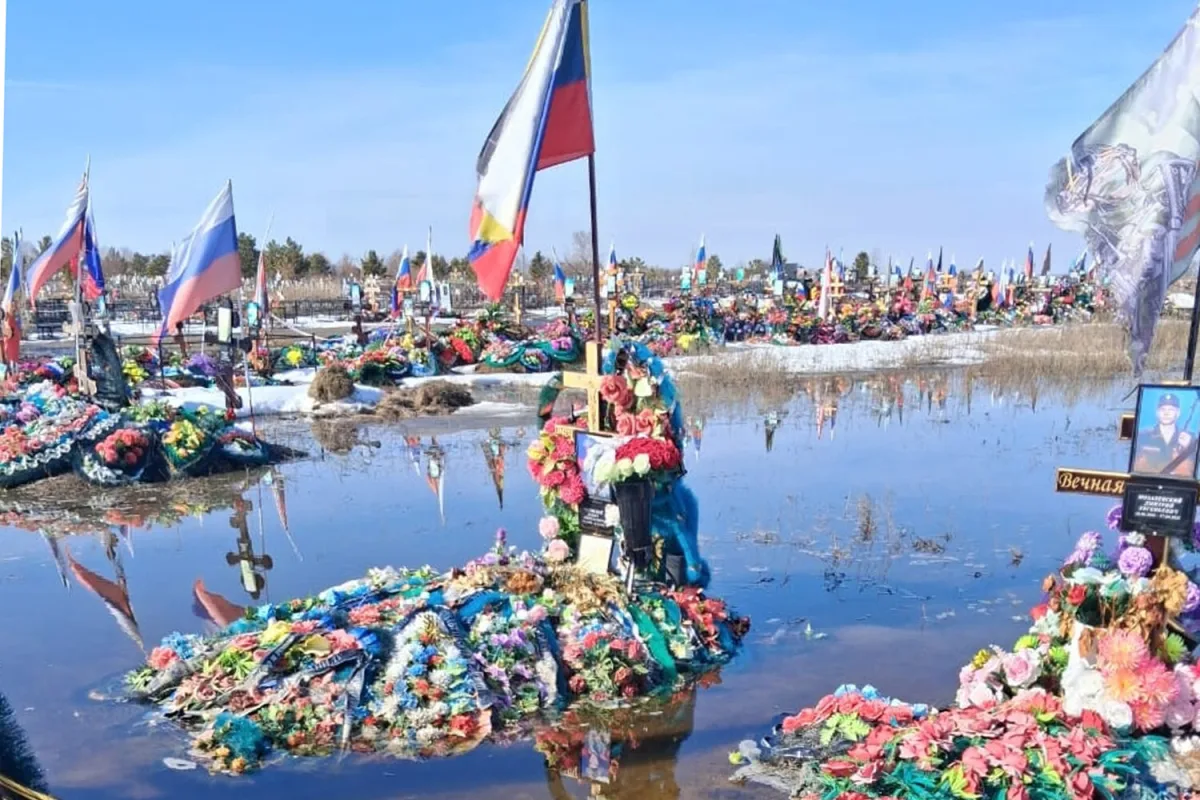 Flooded Cemetery Sparks Outrage in Troitsk as Graves of SMO Soldiers Submerged
