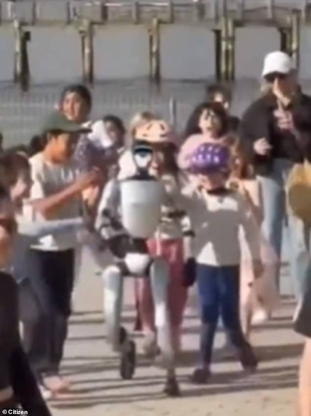 Humanoid Robot Unitree G1 Goes Viral in Brooklyn Park, Redefining Human-Machine Interaction