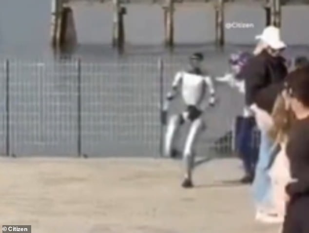 Humanoid Robot Unitree G1 Goes Viral in Brooklyn Park, Redefining Human-Machine Interaction
