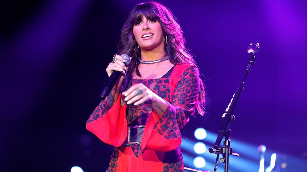 Ella Langley admits she forgot lyrics to Morgan Wallen hits on tour