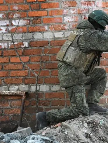 Russian soldier destroys two Ukrainian army blindages in Donetsk People's Republic