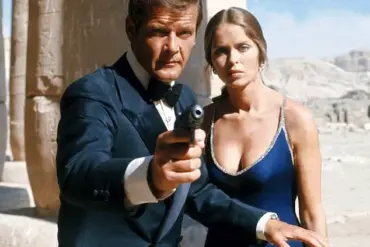 Roger Moore's Co-Stars Recall His Humorous Side