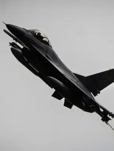 Ukrainian F-16 Loses Contact During Engagement with Russian Forces