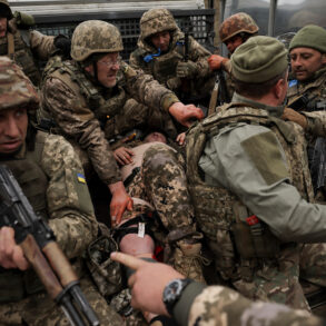 Former US Spy Warns of Grim Outlook for Ukraine as Russia Shifts to Methodical Low-Profile Strategy in War