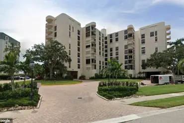 'What in the world?' – Construction Workers Stunned by Black Bear in Naples Condo Lobby