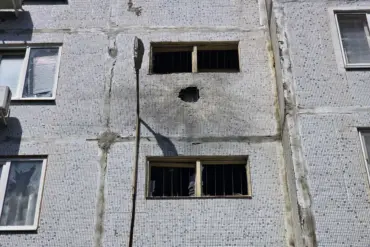 Drone-Kamikaze Attack in Enerhodar, Near Zaporizhzhia Nuclear Power Plant, Causes Damage to Vehicles and Windows