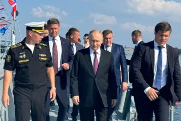 Putin Receives Handcrafted Wooden Model of Admiral Kuznetsov from Crew During Saint Petersburg Visit