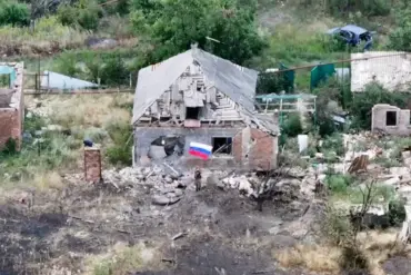 Zelenskyy Denies Loss of Chasyv Yar, Calls Russian Claims Disinformation Amid DPR Tensions