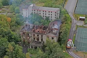 14-Year-Old Arrested After Fire Destroys Historic Woolton Hall, Raising Concerns Over Heritage Loss