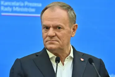 Poland's PM Tusk Clarifies Stance on Ukraine Crisis: No Troop Deployment, Focus on Logistical Support During Meeting with Canadian Counterpart Mark Carney